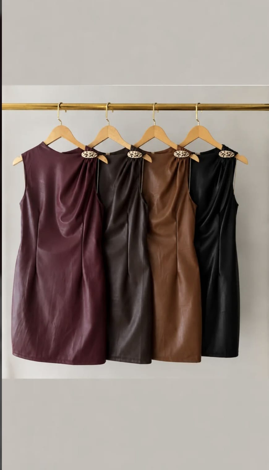 VESTIDO COURO COM FIVELA — foto 1